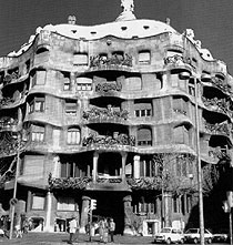 戈地于1906—1910年设计的巴塞罗那米拉公寓