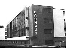 格罗披乌斯于1925年设计的包豪斯校舍