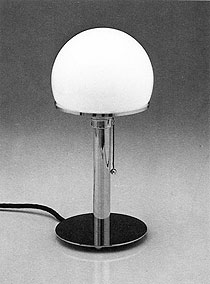 华根菲尔德于1923—1924年设计的镀铬钢管台灯