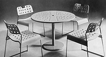 OMK设计的圆桌和可叠放椅