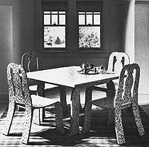 文丘里于1984年设计的历史风格桌椅之一
